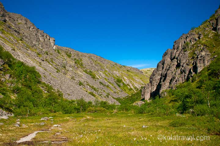 Information and photos of Khibiny Mountains tundra. Highest point of Kola Peninsula Russian Lapland. Geologists Ramzai and Fersman minerals